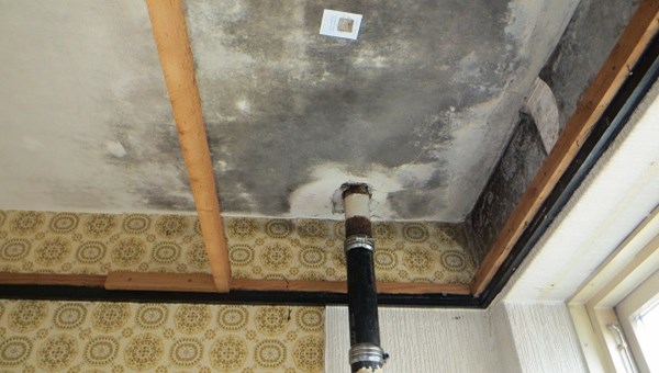 #htmlcaption4 Skimmelvaekst Paa Underside Af Etagadskillelse Over Nedhaengt Loft I Badevaerelse Pmp